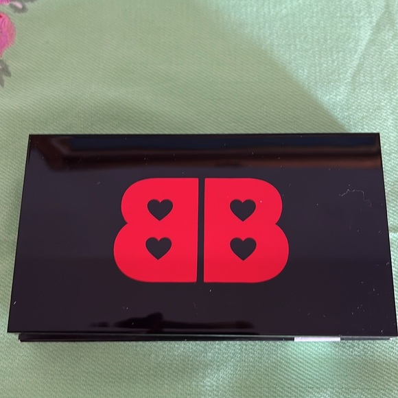 “That’s so Betty” BettyBoop x Ipsy 
Eyeshadow Palette & dbd 5 Brush Set - Picture 7 of 11